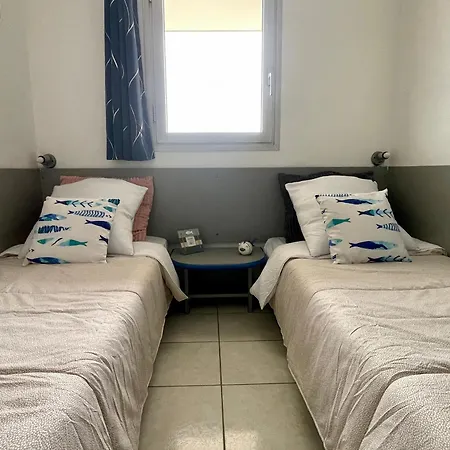 3 Pieces Avec Piscine Proche De La - Fr-1-748-31