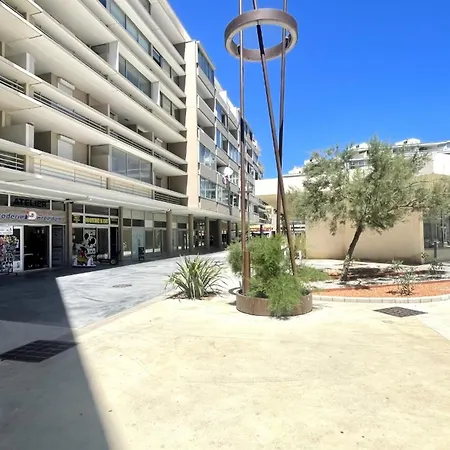 3 Pièces Avec Piscine Proche De La - Fr-1-748-31 *